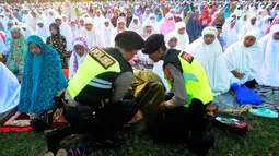 Kejadian ini bermula ketika polisi dari Polda Bali mengamankan jalannya Ibadah sholat Idul Fitri  di Lapangan Pegok, Sesetan, Denpasar. (merdeka.com/Arie Basuki)