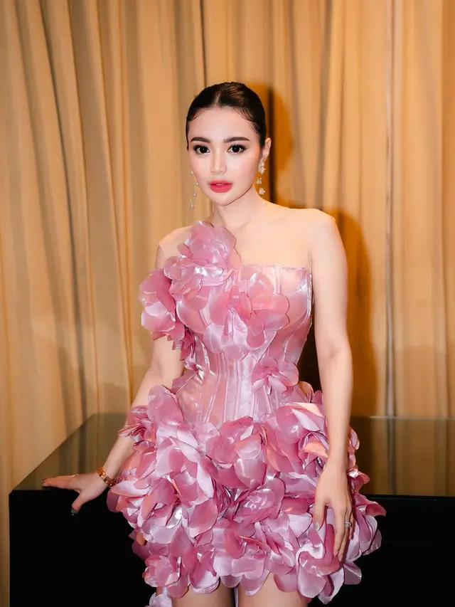 Potret Wika Salim Tampil Pakai Dress Unik.