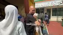 Pria kelahiran Surabaya 51  tahun itu langsung memeluk putrinya yang baru saja lulus SD. [Youtube/AHMAD DHANI DALAM BERITA]