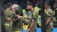 Striker AC Milan. Olivier Giroud merayakan gol ke gawag Torino dan disambut rekan-rekannya, Sabtu (11/2/2023) dini hari WIB. (AP Photo/Antonio Calanni)