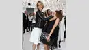 Jennifer Lawrence seolah 'menampar' dan menaruh tangannya di wajah rekan sesama aktris, Emma Watson di Paris, Senin (7/7/14). (Getty Images)
