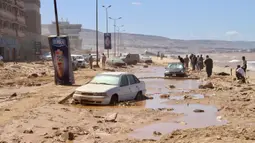 Runtuhnya dua bendungan memicu banjir bandang besar yang menewaskan ribuan orang di Derna, Rabu, 13 September 2023. (AP Photo/Yousef Murad)