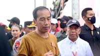 Presiden Jokowi usai menyerahkan trofi untuk pemenang F1 Superboat di Danau Toba, Sumatera Utara, Minggu (26/2/2023). (Dok
