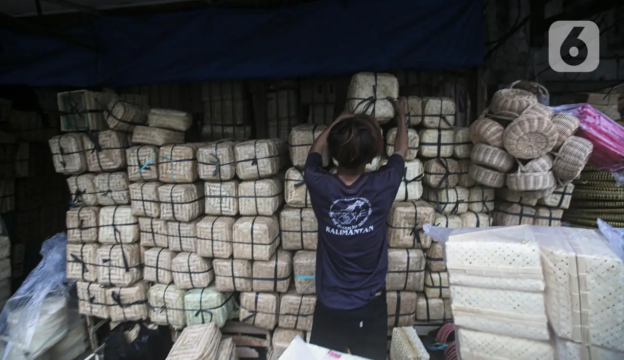 Pedagang menata wadah besek bambu di Kawasan Jatinegara, Jakarta, Rabu (6/7/2022). Peningkatan permintaan besek bambu sebagai wadah daging hewan kurban lantaran kebijakan Pemprov DKI yang melarang penggunaan kantong plastik sekali pakai guna meminimalisir sampah plastik. (Liputan6.com/Faizal Fanani)
