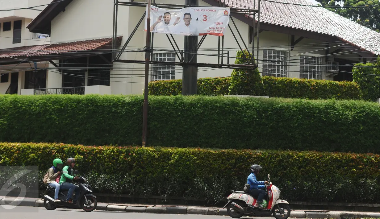 Spanduk paslon nomor urut 3 masih terpasang di pertigaan Jalan Hang Lekir, Jakarta, Senin (13/1). Hingga H-2 Pilkada DKI Jakarta, alat peraga kampanye masih terlihat di beberapa ruas jalan Ibukota. (Liputan6.com/Helmi Fithriansyah)
