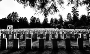 Ilustrasi meninggal, kematian, makam, kuburan. (Photo by davide ragusa on Unsplash)