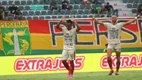 Penyerang sayap Bali United, Irfan Jaya (kiri) tidak melakukan selebrasi saat menjebol gawang Persebaya Surabaya pada laga pekan ke-33 BRI Liga 1 2023/2024 di Stadion Gelora Bung Tomo, Surabaya, Rabu (24/4/2024). (Bola.com/Aditya Wany)