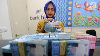 Petugas teller Bank BJB menghitung uang di kantor Bank BJB Cabang Kebayoran Baru, Jakarta Selatan. (Liputan6.com/Fery Pradolo