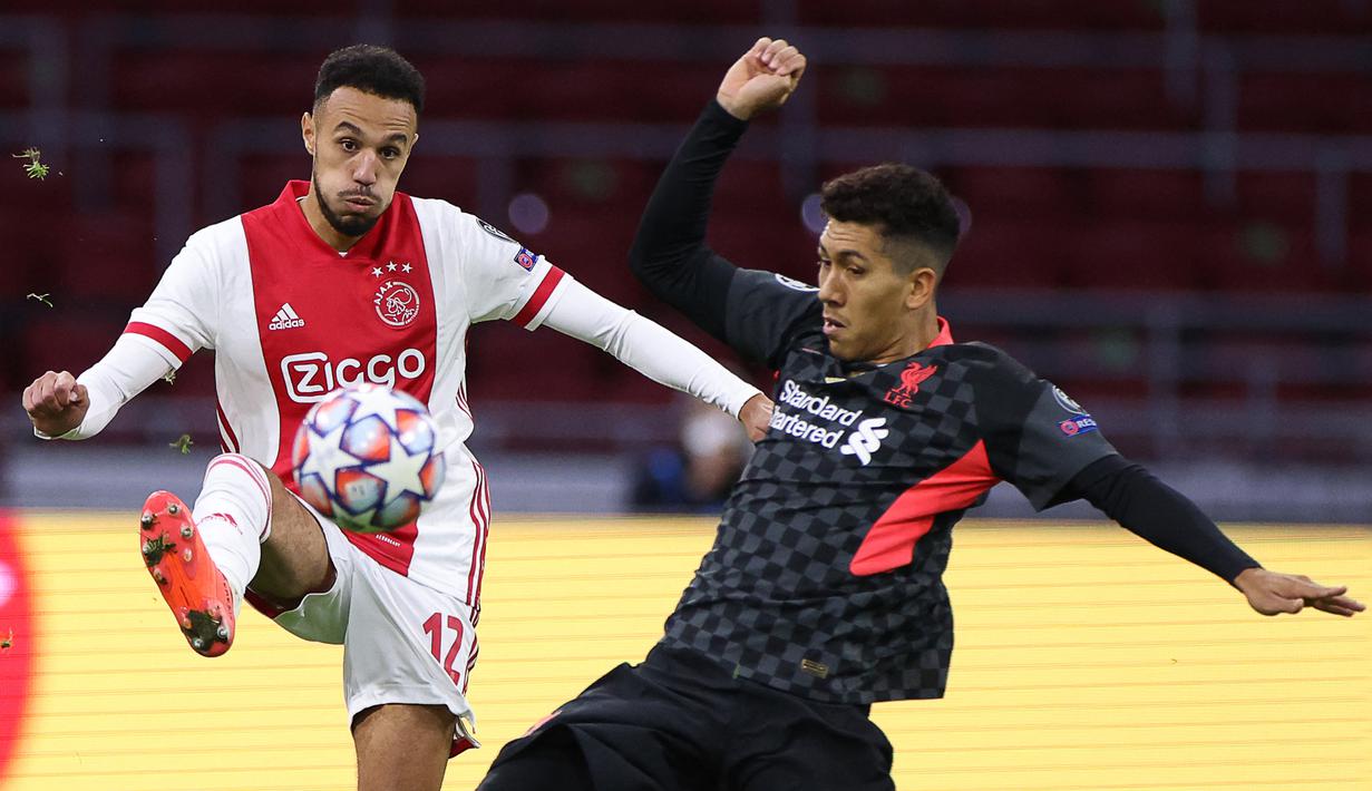 Noussair Mazraoui. Bek Ajax Amsterdam asal Maroko ini sempat tertangkap kamera tengah berbuka puasa saat menjalani laga Liga Champions tahun 2019 melawan Tottenham Hotspur. (AFP/Kenzo Tribouillard)