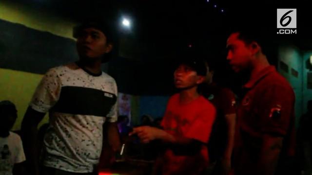 Adu mulut mewarnai Razia Narkoba di tempat hiburan malam di Kota Cepu, Blora, Jawa Tengah, Jumat dinihari.