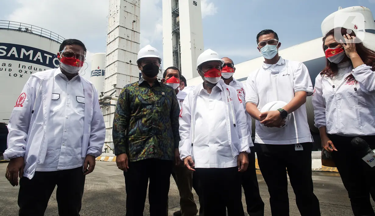 Satgas Lawan Covid-19 DPR RI yang dipimpin Wakil Ketua DPR RI Sufmi Dasco Ahmad bersama Menteri Kesehatan Budi Gunawan melakukan sidak produksi gas oksigen di PT Samator Gas Industri Kawasan Pulo Gadung, Jakarta Timur. Jumat (6/8/2021).  (Liputan6com/JohanTallo)