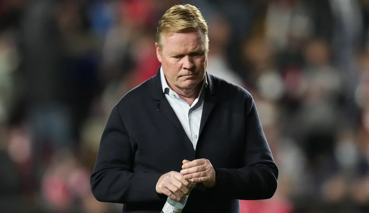 Ronald Koeman. Ia mulai menangani Barcelona sejak Agustus 2020 menggantikan posisi Quique Setien. Ia gagal mengangkat prestasi Barcelona seperti yang diharapkan hingga awal musim ini. Usai kalah 0-1 dari Rayo Vallecano yang membuat Barcelona stagnan di posisi ke-9, ia dipecat. (AP/Manu Fernandez)