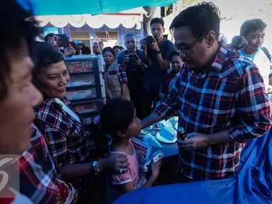 Calon Wakil Gubernur DKI Jakarta, Djarot Saiful Hidayat saat memberikan pengobatan gratis kepada warga RW 07, Jembatan Besi, Jakarta (15/1). Pengobatan gratis ini dilakukan untuk membantu warga tidak mampu di sekitar Jakarta. (Liputan6.com/Faizal Fanani)