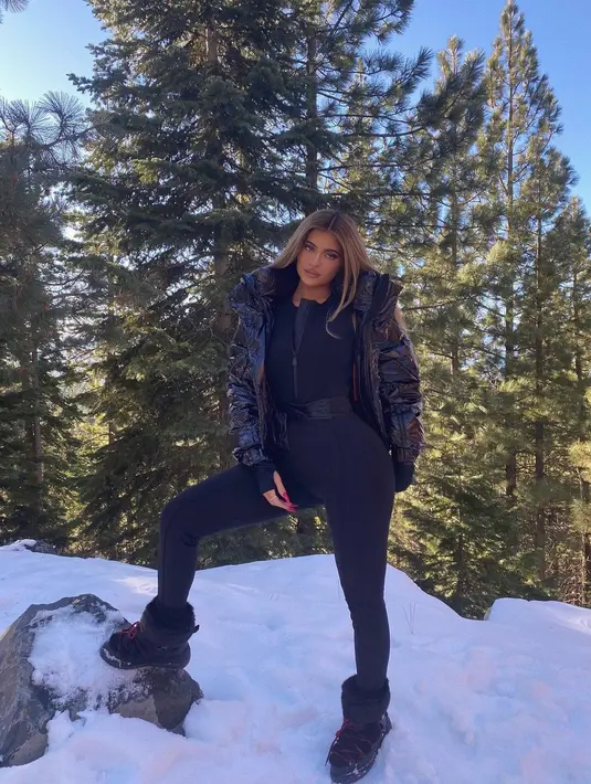 Di ulang tahunnya ke-24, Kylie juga merilis kosmetik koleksi emas 24k dengan kampanye foto serba-gold lewat pose topless. (Foto: Instagram @kyliejenner)