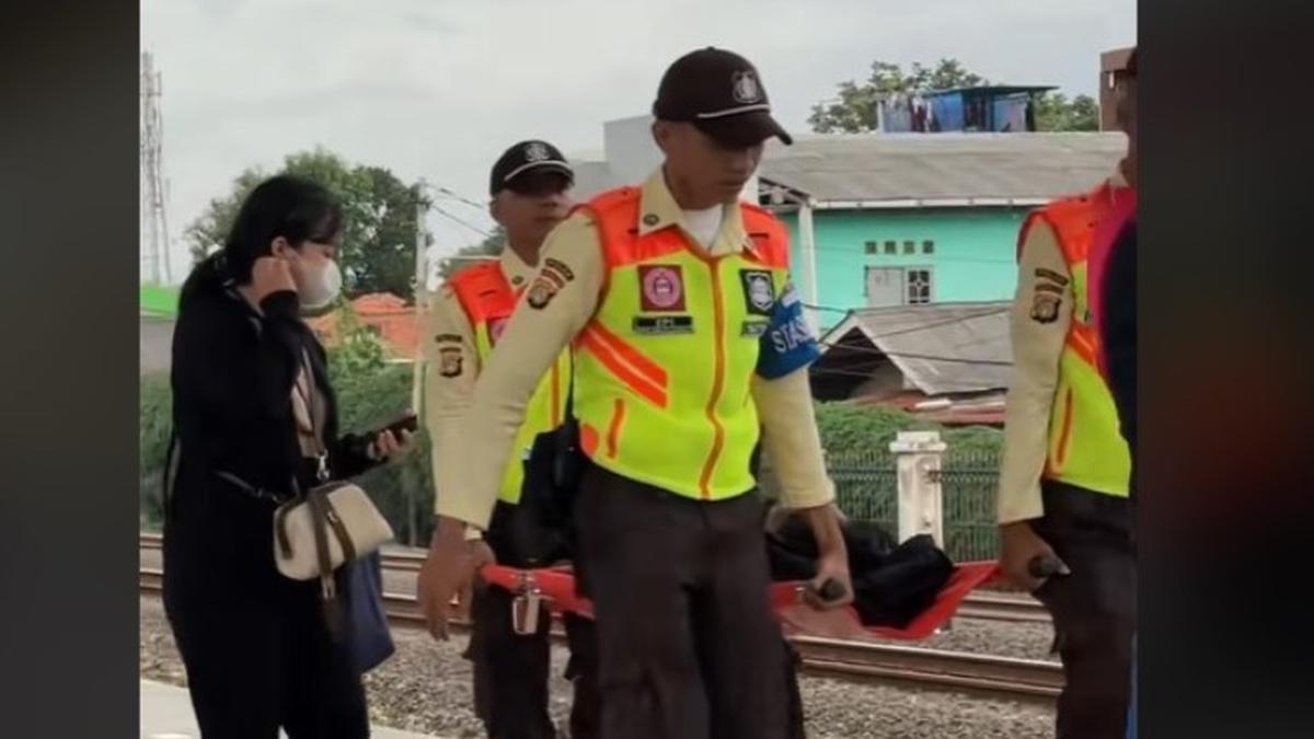 Viral Petugas Keamanan KRL Bantu Penumpang Pingsan di Stasiun Kranji, Banjir Pujian