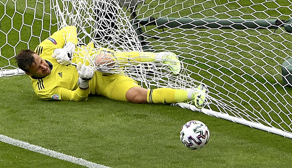 David Marshall, tak berdaya untuk menyelamatkan gawangnya. penjaga gawang berusia 36 tahun itu kalah cepat dengan bola yang meluncur deras ke gawang Skotlandia. (AP/Andy Buchanan, Pool)