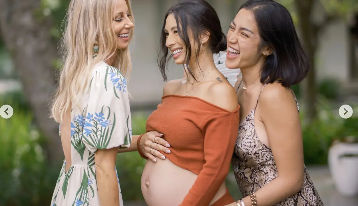 ia juga tampak atraktif dengan crop top dan pencil skirt bernuansa merah bata pada gelaran baby shower bersama teman-teman terdekat. [Foto: Instagram/ Jennifer Bachdim]