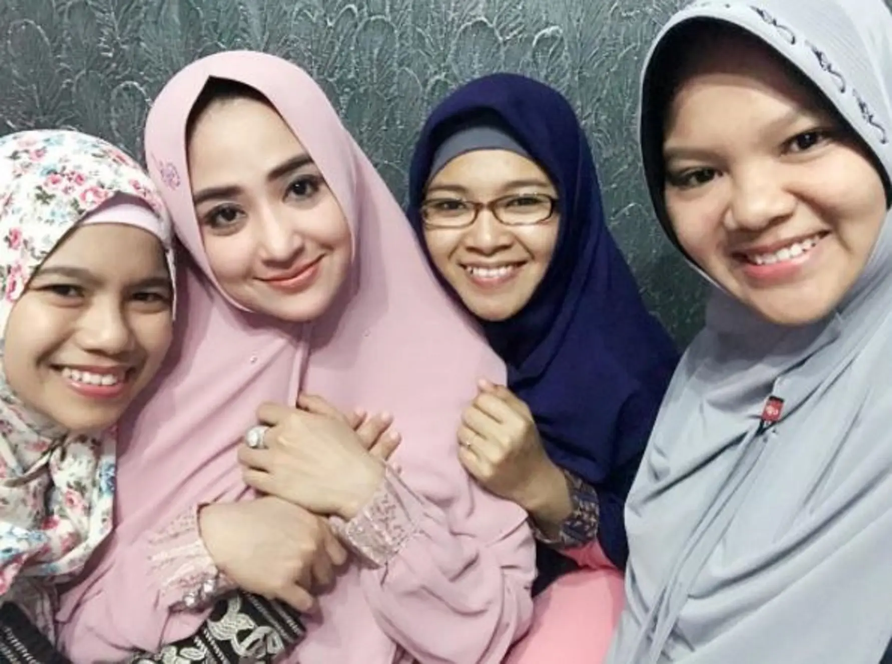 Dewi Perssik saat mengenakan hijab bersama sepupunya (Instagram/@dewiperssikreal)