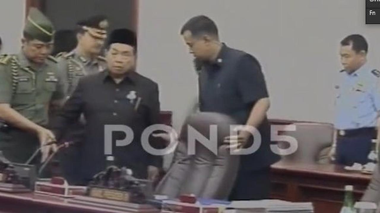 Rapat kabinet tersebut tampak dihadiri oleh sejumlah tokoh penting dalam negeri.<br>