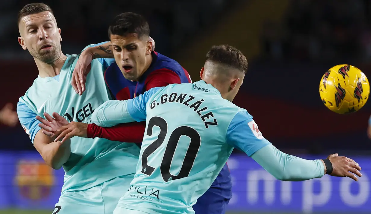 Bek Barcelona, Joao Cancelo (tengah) berebut bola dengan dua pemain Mallorca, Matija Nastasic (kiri) dan Giovanni Gonzalez pada laga pekan ke-28 LaLiga 2023/2024 yang berlangsung di Olimpic Lluis Companys Stadium, Barcelona, Sabtu (9/3/2024) dini hari WIB. (AP Photo/Joan Monfort)