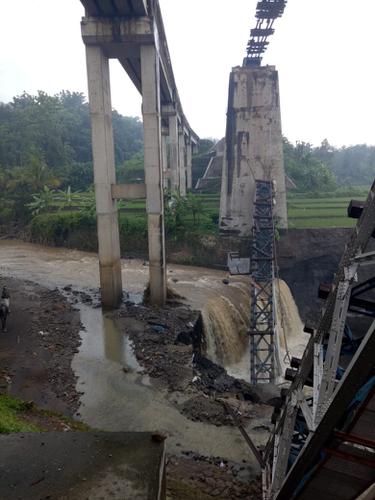 Jembatan Kereta Api Tonjong Brebes Ambruk Dihantam Banjir ...