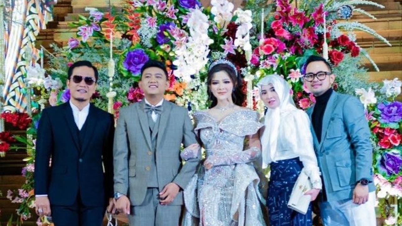 Gus Miftah juga hadir di acara ngunduh mantu Bella dan Denny Caknan. Gus Miftah tampak mengenakan jas hitam. Tak sendiri, ia terlihat bersama Shandy Purnamasari dan Juragan99.