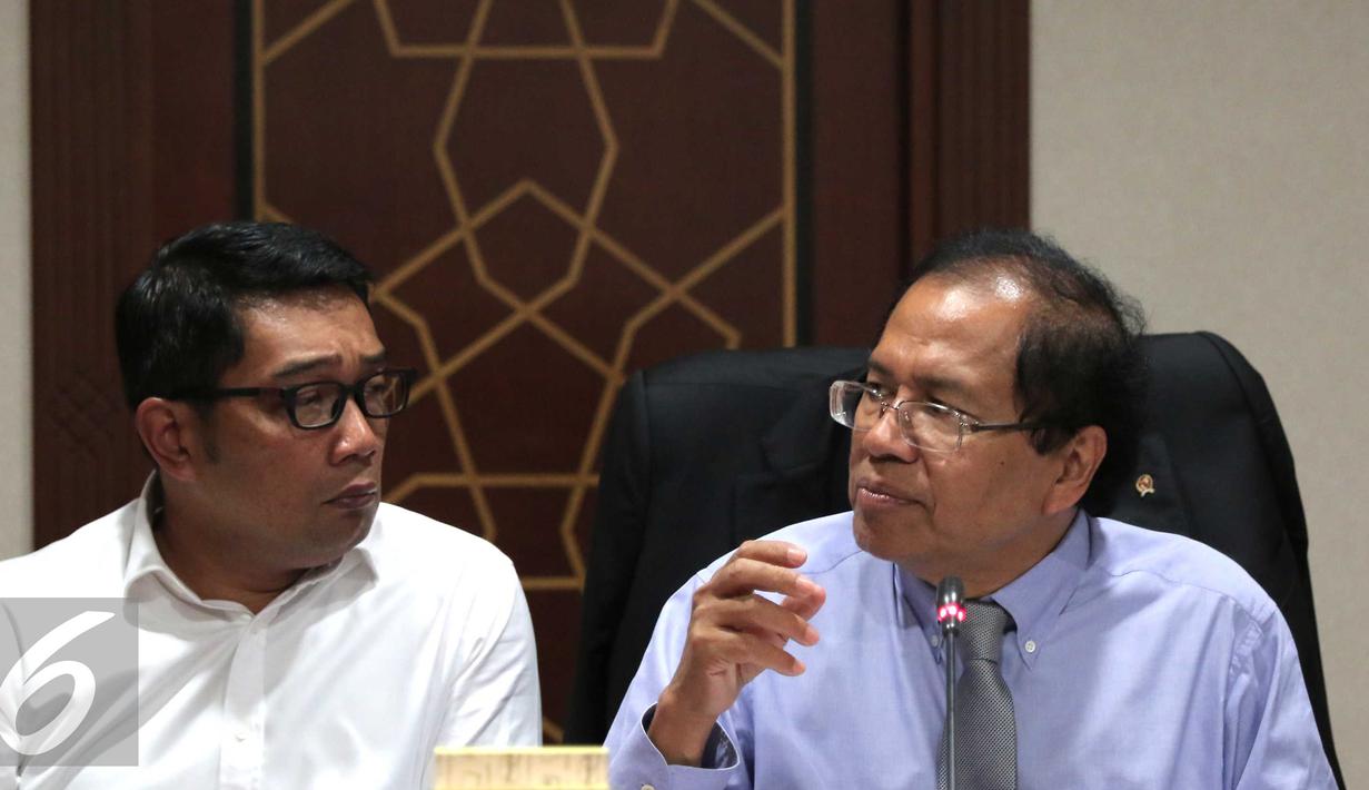 Menko Kemaritiman, Rizal Ramli berbincang dengan Wali Kota Bandung Ridwan Kamil saat rapat di Jakarta, Selasa (24/11). Rapat membahas pembuatan tol dalam Kota Bandung untuk mengurangi kemacetan di kota tersebut. (Liputan6.com/Angga Yuniar)