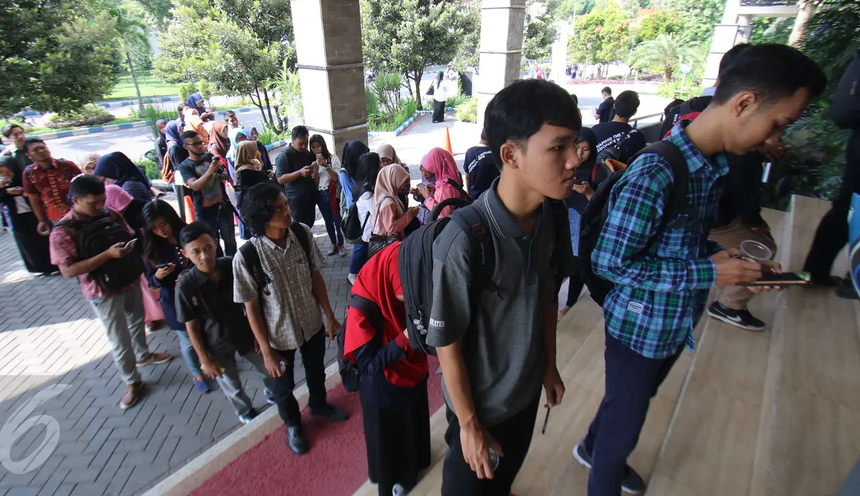 Para peserta mengantre untuk melakukan registrasi acara EMTEK Goes To Campus (EGTC) 2017 di Graha Cakrawala Universitas Negeri Malang, Jawa Timur, Rabu (3/5). EGTC Malang berlangsung dari 3 hingga 4 Mei 2017. (Liputan6.com/Helmi Afandi)
