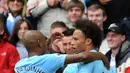 Pencetak gol Manchester City Leroy Sane (kanan) dan rekan setimnya Fernandinho merayakan gol keempat tim mereka saat pertandingan Liga Inggris di Stadion Etihad, Manchester (9/9). (AP Photo/Rui Vieira)