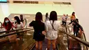 Pengunjung turun dengan eskalator di pusat perbelanjaan di Penang (1/8/2020). Malaysia tengah memperingatkan gelombang kedua virus corona COVID-19. (AFP Photo/Goh Chai Hin)