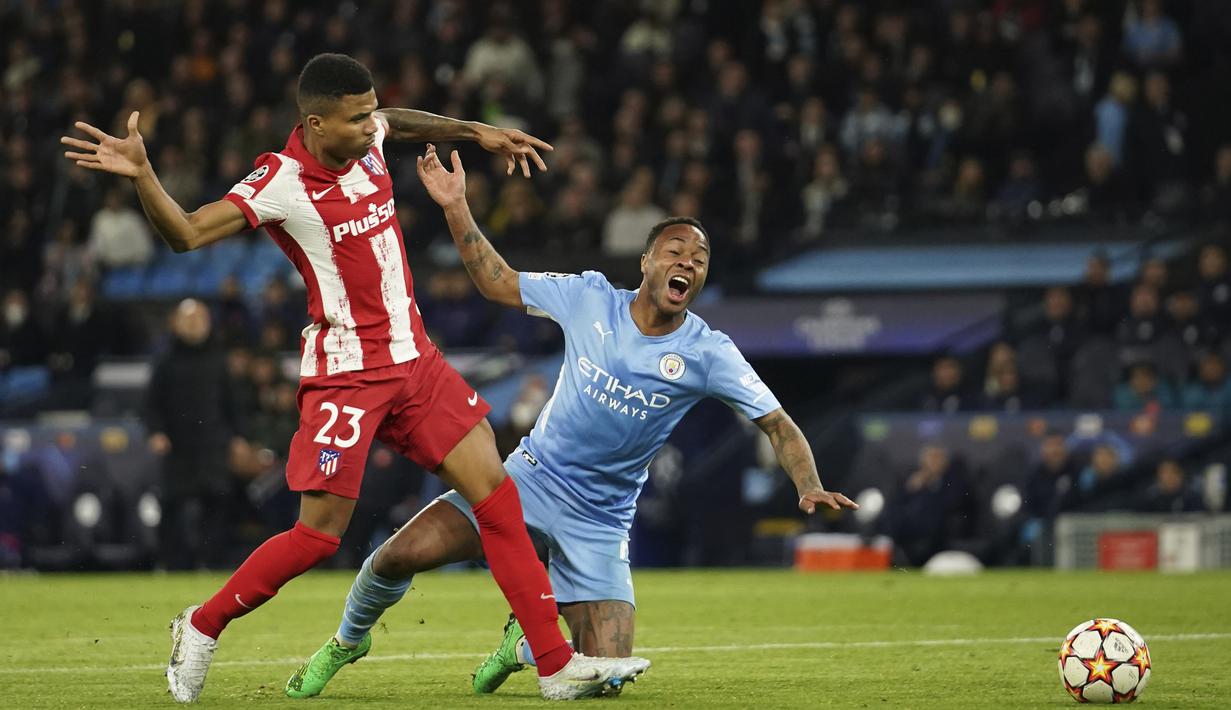 Penyerang Manchester City, Raheem Sterling berebut bola dengan pemain Atletico Madrid, Reinildo Mandava pada pertandingan leg pertama perempat final Liga Champions di Stadion Etihad, di Manchester, Rabu (6/4/2022). City menang tipis atas Atletico Madrid 1-0.  (AP Photo/Dave Thompson)