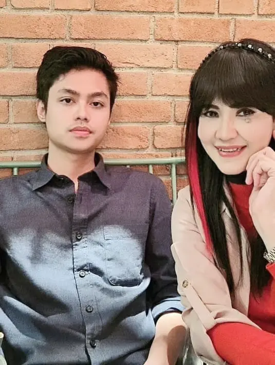 <p>Seperti diketahui, Fernanda sudah lulus kuliah dari jurusan hukum. Ia melakukan kariernya sesuai dengan pendidikan yang ia ambil yaitu pengacara. (Foto: Instagram/itadyahpurnamasari)</p>