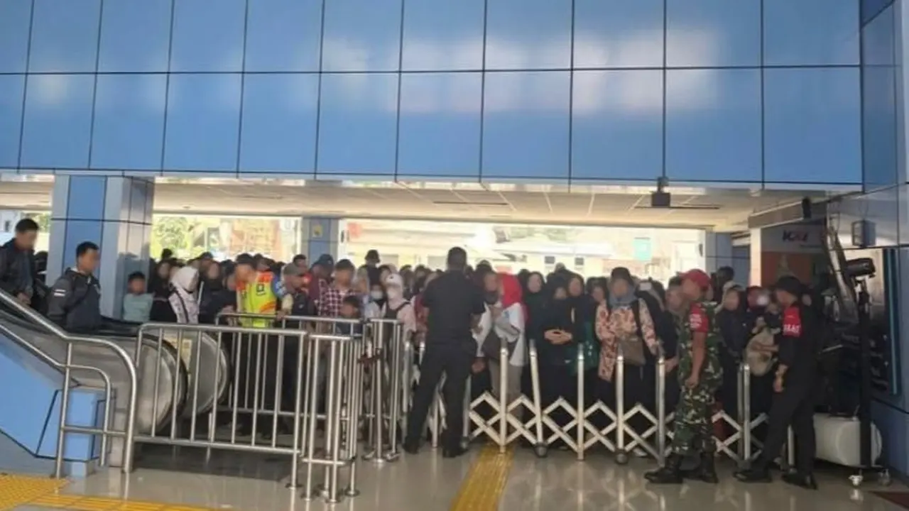 Stasiun Juanda, Jakarta Pusat (Jakpus) sempat mengalami kepadatan pada Minggu (20/9/2026).