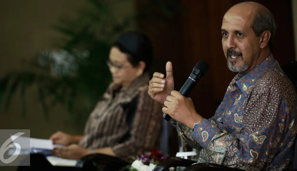 Dirjen Multilateral Kemlu, Hasan kleib menjelaskan saat diskusi di Gedung Kementerian Luar Negeri, Jakarta, Jumat. (4/2/2016). Dalam diskusi dengan wartawan tersebut, memberikan info update terkini terkait OKI. (Liputan6.com/Faizal Fanani)