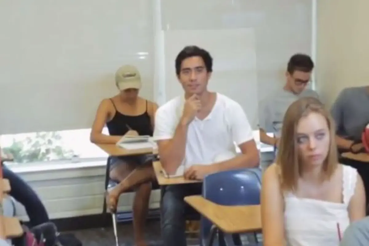 [Bintang] Ngantuk di Kelas? Ikuti Ide Brilian Cowok Ini Biar Tidurmu Aman!