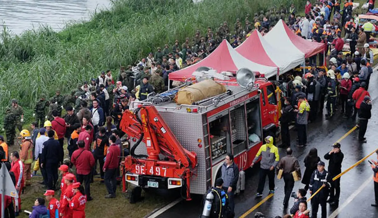 Tim penyelamat gabungan bersiaga di pinggir Sungai Taipei, Taiwan,Rabu (4/2/2015). Pesawat turboprop ATR 72-600 TransAsia terhempas ke Sungai Taipei. (AFP PHOTO/Sam Yeh)