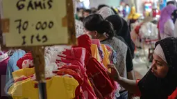 Pengunjung melihat pakaian anak di pusat perbelanjaan Blok B Pasar Tanah Abang, Jakarta, Minggu (28/6). Memasuki pertengahan Ramadan, pusat perbelanjaan di Ibukota mulai dipadati warga yang ingin membeli kebutuhan Lebaran. (Liputan6.com/Faizal Fanani)