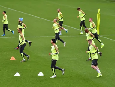 Para pemain Manchester City mengikuti sesi latihan jelang menghadapi Atalanta pada laga Grup C Liga Champions di City Football Academy, Manchester, Inggris, Selasa (5/11/2019). (Paul ELLIS/AFP)