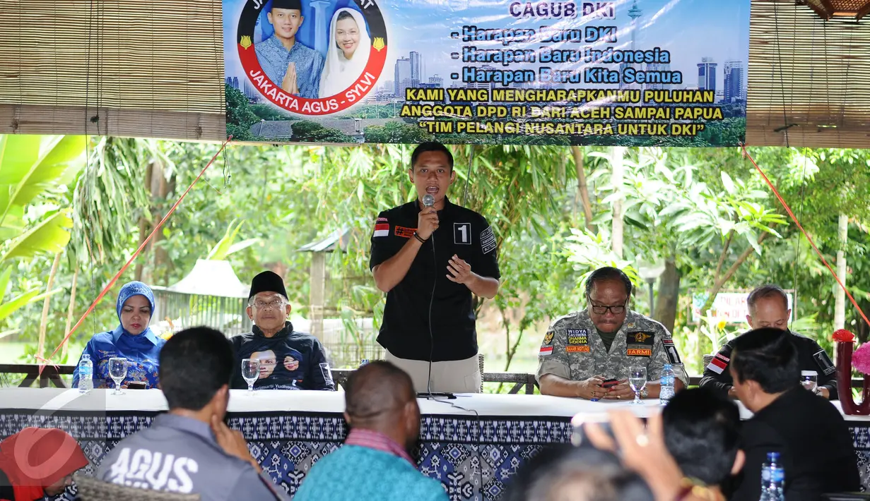 Cagub DKI Jakarta, Agus Harimurti Yudhoyono (AHY- tengah) memberi keterangan saat melakukan pertemuan dengan anggota DPD RI di Jakarta, Selasa (24/1). AHY juga menyimak masukan dari para anggota DPD RI tersebut. (Liputan6.com/Helmi Fithriansyah)