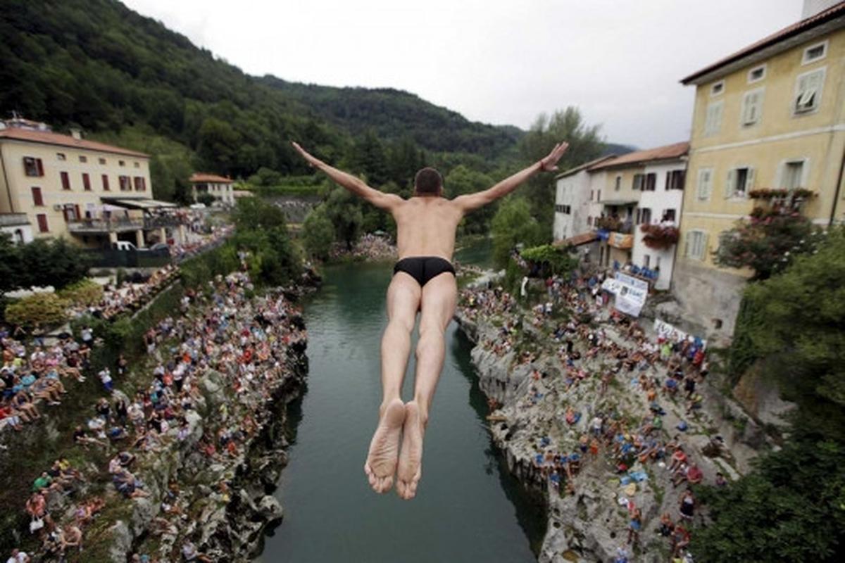 Bergaya "Superman" terjun bebas di Kanal ob Soci