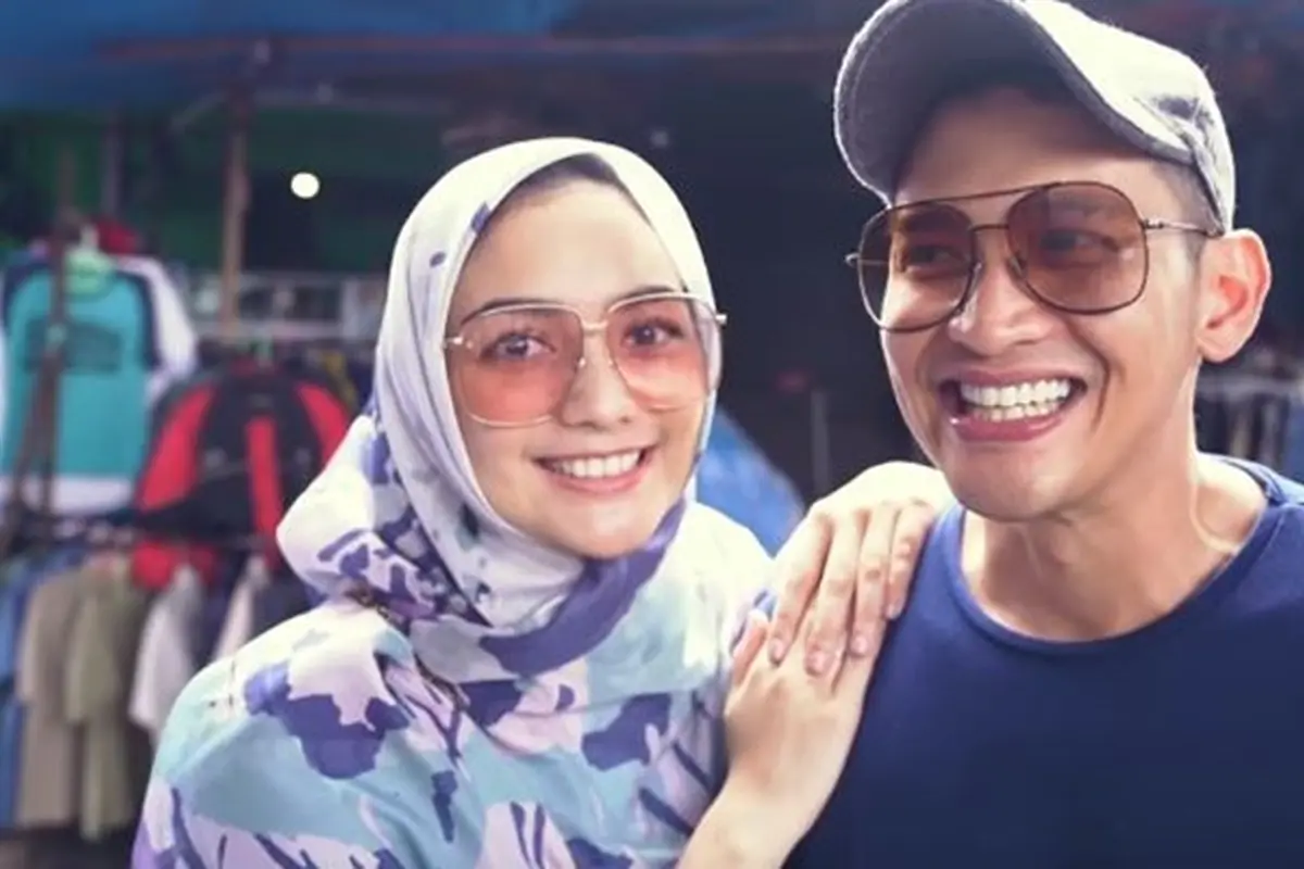 Beli Baju Rp 10 Ribuan, Ini 6 Momen Citra Kirana dan Rezky Aditya Belanja di Pasar
