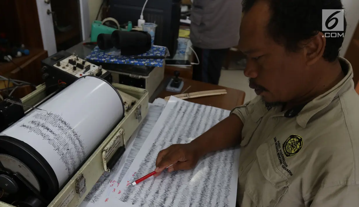 Petugas pusat vulkanologi dan mitigasi bencana geologi memantau aktivitas Gunung Anak Krakatau melalui alat seismograf di Pos Pengamatan di Cinangka, Banten (25/12). Petugas menghimbau masyarakat untuk tetap berhati-hati. (Liputan6.com/Angga Yuniar)