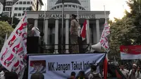 Para pendukung Prabowo-Hatta berdemo di depan gedung Mahkamah Konstitusi (MK), Jakarta, Jumat (25/7/2014) (Liputan6.com/Andrian M Tunay)