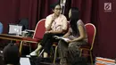 Aktris Happy Salma saat mengikuti latihan pentas teater Perempuan-Perempuan Chairil di Gedung Nyi Ageng Serang, Jakarta, Rabu (8/11). (Liputan6.com/Immanuel Antonius)