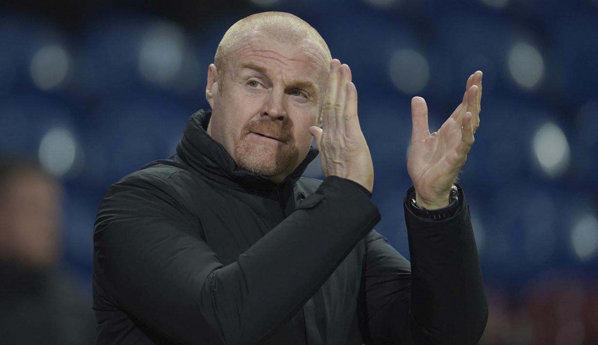 Sean Dyche. Pelatih Inggris berusia 50 tahun ini mulai menangani Burnley pada 30 Oktober 2012 di pertengahan musim 2012/2013 menggantikan posisi Eddie Howe yang akhirnya kembali ke AFC Bournemouth. Hingga kini ia telah mendampingi Burnley dalam 9 tahun, 4 bulan dan 13 hari. (AP/Jon Super)