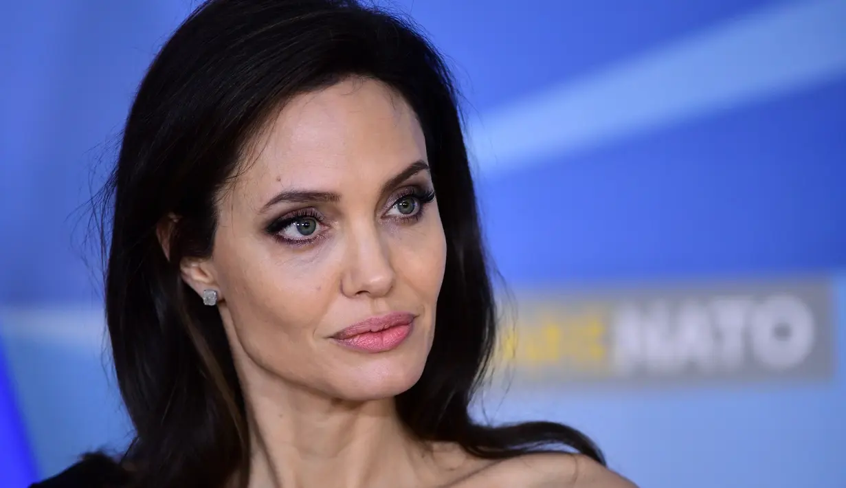 Penampilan Angelina Jolie sendiri pun berubah seiring bertambahnya usia. Namun hal itu tak membuatnya menyesal. (EMMANUEL DUNAND / AFP)