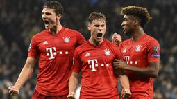 Joshua Kimmich (tengah) menjelma menjadi pemain yang patut diperhitungkan bagi Bayern Munchen. Bersama Leon Goretzka, mereka berhasil menjadi duet pertahanan yang solid. Ia telah mengoleksi belasan gelar bersama Bayern di usianya yang saat ini masih 26 tahun. (AFP/Glyn Kirk)