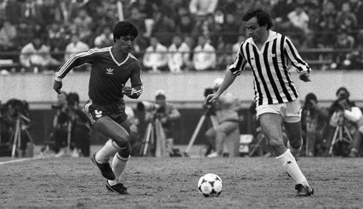 Michel Platini. Legenda Juventus yang pensiun pada 1987 ini telah bermain dalam 312 laga termasuk saat memperkuat Nancy dan Saint-Etienne. Ditambah 73 laga bersama Timnas Prancis dan Kuwait, ia total meraih 9 kartu kuning saja dalam 385 laga, tanpa satu pun kartu merah. (AFP/Staff)