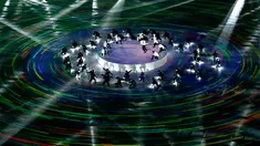 Boyband EXO memeriahkan upacara penutupan Olimpiade Musim Dingin 2018 di Pyeongchang, Korea Selatan, Minggu (25/2). EXO menghentak panggung Olimpiade PyeongChang dengan dua lagu hit mereka, Growl dan Power, dengan energik. (AP Photo/Charlie Riedel)