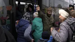 Tentara Polandia memberi arahan pada pengungsi Ukraina di perbatasan Medyka, Rabu (30/3/2022). Badan pengungsi PBB mengatakan lebih dari 4 juta orang telah meninggalkan Ukraina setelah invasi Rusia, tonggak baru dalam krisis pengungsi terbesar di Eropa sejak Dunia Perang II. (AP/Sergei Grits)